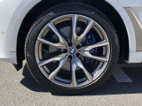 BMW純正22インチホイール。洗練されたデザインで、足元の個性を引き立てます。