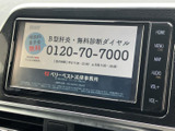 停車中にテレビや映像を楽しめるので、待ち時間も有効活用できます。後部座席の方も快適に過ごせる環境です。ご家族での移動にも最適です。