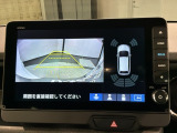リバースギアに入れるだけで後方の表示へ切り替わります。夜間や雨の日の駐車も楽になりますよ。