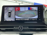 上空から見下ろしているかのような映像をディスプレイに映し出し、スムースな駐車をサポートします。画面は「トップビュー」のほか「サイドブラインドビュー」への切り換えが可能。ますます安心です