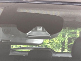 【エマージェンシーブレーキ】走行中に前方の車両等を認識し、衝突しそうな時は警報とブレーキで衝突回避と被害軽減をアシスト。より安全にドライブをお楽しみいただけます。