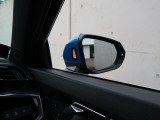 アウディサイドアシスト『後方の死角を並走する車両を検知しドアミラーの内側のLEDが点灯。ドライバーに注意を促し事故を未然に防ぐシステムです。』