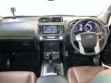 運転席周りのレイアウトをご覧ください。ナビゲーションが綺麗に装着されすっきり収まってますね!