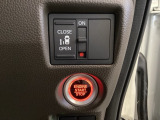 左側電動スライドドアは運転席からでも操作ができるように、ハンドル付近に開閉の操作スイッチが付いています。
