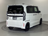 スライドドアは通常のドアに比べて、車のボディーに対し平行に開閉し、開けてもスペースを取りません。出入り口が大きいドアはお子様のいるご家庭はもちろん、混んだ駐車場でも大活躍です!