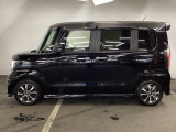狭い駐車場でも、スライドドアならチャイルドシートへのお子さまの乗降や荷物の積載もスムーズ。とても便利な【両側電動スライドドア】ドアハンドを少し引くだけでリアドアが自動開閉します。