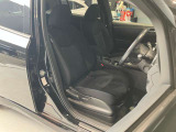 運転席、助手席です。座面も広くゆったりと座れてアームレストも付いているので重宝します。