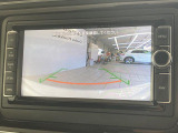 ギアをリバースに入れると車両後方の映像を映し出します。画面にはガイドラインが表示され、車庫入れや縦列駐車などの際に安全確認をサポートします。