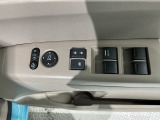 狭い駐車場で便利な電動格納ドアミラーが付いています。