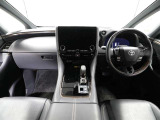 上質で落ち着いた印象のインパネ。視界も広々で運転しやすいです。
