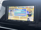 停車中には、地上デジタル放送を楽しめます。休憩時間や送迎時に便利。車内時間を有効活用できます。(走行中の視聴はご遠慮ください)。