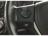運転中目線を変えずにオーディオの操作ができるステアリングスイッチです
