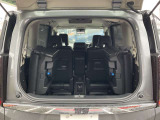 デュアルバックドアを新設定。バックドアの約半分で開閉するハーフバックドアは少しの開閉スペースがあれば荷物を出し入れすることが出来ます。