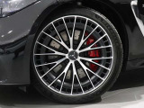 AMG 4MATIC+と、機敏な動きを支えるリアアクスルステアリングが、安定感と自在な旋回性を両立します