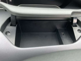 ダッシュボード上部にインストアッパーボックスがあり、収納に便利です。