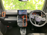 運転席周りには、使いやすい操作系が配置されています。見やすいメーターパネルと、直感的に操作できるインフォテインメントシステムが魅力です。