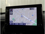 <T-connectナビ>ナビが通信で繋がる事でナビで渋滞を考慮したルート等を表示、スマホのようにアプリをインストールしカーナビ上で使用したり快適なサービスをご提供。契約事務手数料330円(※別途通信