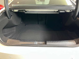 ゆったりとしたトランクルームでございます。たくさんのお荷物の車載が可能でございます。