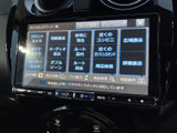 多彩な情報を表示するモニターは、運転中の視認性を考慮した配置。車両情報や設定変更など、様々な操作をスムーズに行えます。快適なドライブをサポート。