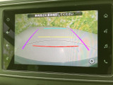 後方確認をサポートするモニターは、狭い道や駐車時に安心です。ガイドライン表示で、スムーズな運転操作をアシストします。