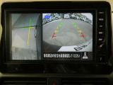 ギアを『R』に入れた後、カメラボタンを押すと、運転席から見えない左側面をナビ画面にうつしてくれるので、幅寄せや縦列駐車がし易くなります。