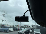 【ドライブレコーダー】走行中や駐車中の映像を高画質で記録し、事故やトラブル発生時の状況確認に役立つ安心装備。あおり運転対策や証拠保全にも有効で、日常のドライブをより安全にサポートします。