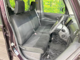 運転席まわりには十分なスペースがあり、大柄な方でもゆったり運転していただける環境です。