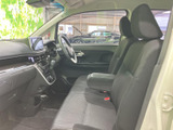 機能的な装備が充実した運転席。操作しやすい配置で、快適なドライビングをサポートします。視認性にも優れ、安全運転に貢献します。