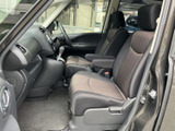 運転席からの視界は広く、運転操作もスムーズに行えます。快適なドライビングをサポートする機能が充実しています。