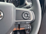 【クルーズコントロール】アクセル操作なしで一定速度を保つ機能。先行車との距離を自動調整する追従型が主流で、高速走行時の疲労を劇的に軽減します。長距離移動が多いお客様への商談では必須の快適装備です。