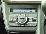 オートエアコンを装備しておりますので、四季を通じて車内を快適な温度に保つことが出来ます!高級感が有りますね!