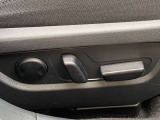 細やかな位置調整が可能な運転席電動シート。腰を支えるランバーサポートや、2名分のポジションを記憶できるシートメモリー機能も装備。マツダがこだわる「人馬一体」の快適なドライブをサポートします。