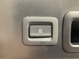 「キーを携帯」「車両電源OFF」「すべてのドアが閉まっている」これらの条件を満たす時にリアゲートロックスイッチを押しゲートを閉めると、すべてのドア、リアゲート、給油口が施錠されます。