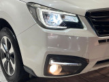 【LEDヘッドライト】悪天候や夜間走行時も良好な視界を確保し安心して運転できる高輝度LEDヘッドライトを装備!点灯速度が早く、消費電力も抑えられています。