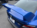 【大型リヤスポイラー】スポーツカーらしさがグッと引き立つ大型リヤスポイラーを装着♪高速走行時のスタビリティ(走行安定性)向上に役立ちます。