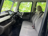 運転席周りは、使いやすさを追求した設計。操作しやすい位置にスイッチやレバーが配置され、安全運転をサポートします。快適なドライビングをどうぞ。