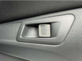 テールゲートオープナーが運転席に装備されています。