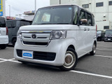 伸びやかなボディラインが特徴的で、都会的な印象を与えます。上品なホワイトカラーが、洗練されたフロントマスクを引き立てています。