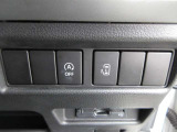 片側電動スライドドアのスイッチがあります。運転席に座ったままスライドドアの操作ができます。