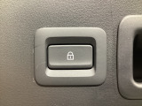 「キーを携帯」「車両電源OFF」「すべてのドアが閉まっている」これらの条件を満たす時にリアゲートロックスイッチを押しゲートを閉めると、すべてのドア、リアゲート、給油口が施錠されます。