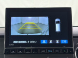 後退時に車両の後ろ側をモニター画面に表示します。車庫入れが苦手な人もこれで安心♪
