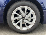 16インチ純正アルミホイール装備 全車両に標準装備の純正アルミホイールは、純正ならではのバランスの良いデザインと、走行安定性をお楽しみ頂けます。