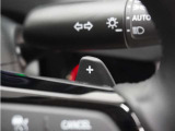 ◆減速セレクター装備◆ステアリングホイールの左右に取り付けられた2つのパドルスイッチで減速の強さを調整。 左側の「-」を操作すると減速を強く、右側の「+」を操作すると減速を弱くすることができます。