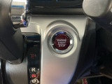 プッシュエンジンスタート/ストップスイッチでキーを差し込むことなく、ワンプッシュでエンジンの始動・停止ができます。