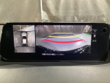 360度モニターは、4つのカメラによる前後左右・俯瞰映像でドライバーからは見えない領域の危険認知をサポート!全周囲の死角を減らし、狭い駐車場や幅寄せ、T字路の進入などの運転の安心感を高めます!