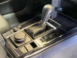 操作性に優れたシフト周り。信号待ち等でブレーキから足を離しても停車を維持するオートブレーキホールドを搭載し、運転の負担を軽減。コマンダーノブや電子制御ブレーキも手元に集約した快適な運転席です。