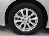 社外品の15インチアルミホイールを装着しています。タイヤサイズ195/65R15