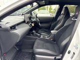 運転席からの視界は広く、運転操作もスムーズに行えます。シートの形状も工夫されており、長時間の運転でも疲れにくいでしょう。快適なドライビングをサポートします。