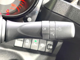 【オートライト】周りの明るさに応じて自動でヘッドライトの点灯・消灯ができる機能です!ライトの付け忘れ・消し忘れなどが無くなり、雨の日や夕方の走行も安心!トンネル通過時も便利ですね♪