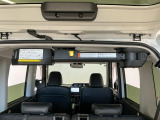 【電動パワークレーン】荷室までは持ち上げにくかった重たい車いすもラクに積み下ろしできます。天井付けなので、収納時の荷室スペースも確保できます。